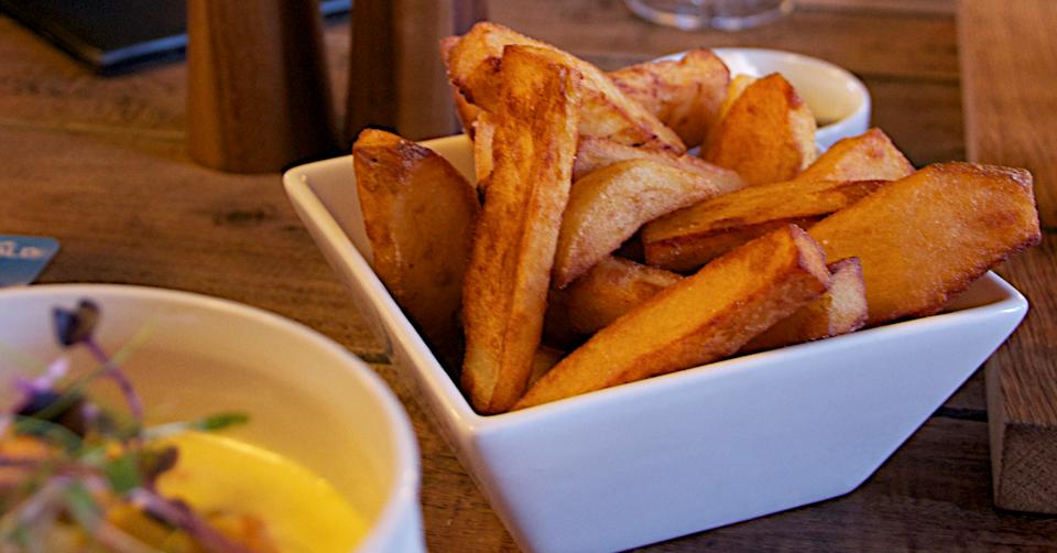 The Cock Inn, Diss: Serving lunchtime food in Diss